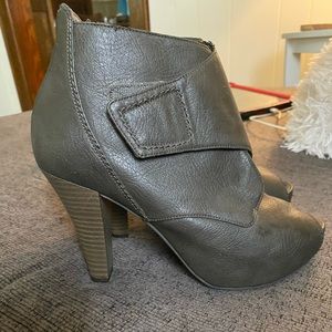 Size 8, like new, comfortable